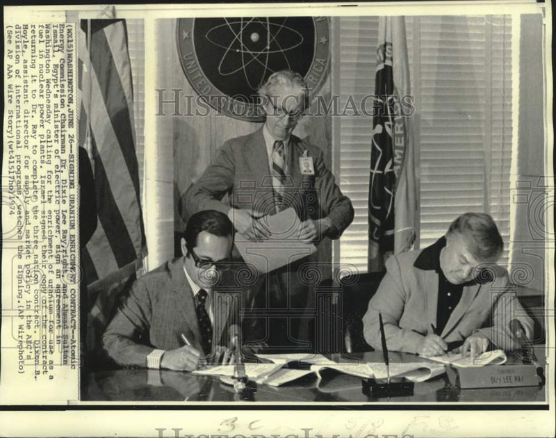 Load image into Gallery viewer, 1974 Press Photo Dixie Lee Ray and Ahmad Ismail sign uranium contract at Capitol
