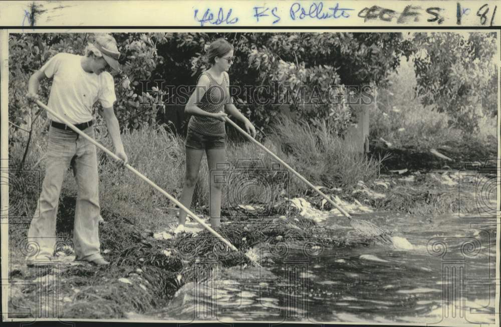 1971 Press Photo John Heller and Missy Speed clean up Red Tide&#39;s dead fish in FL