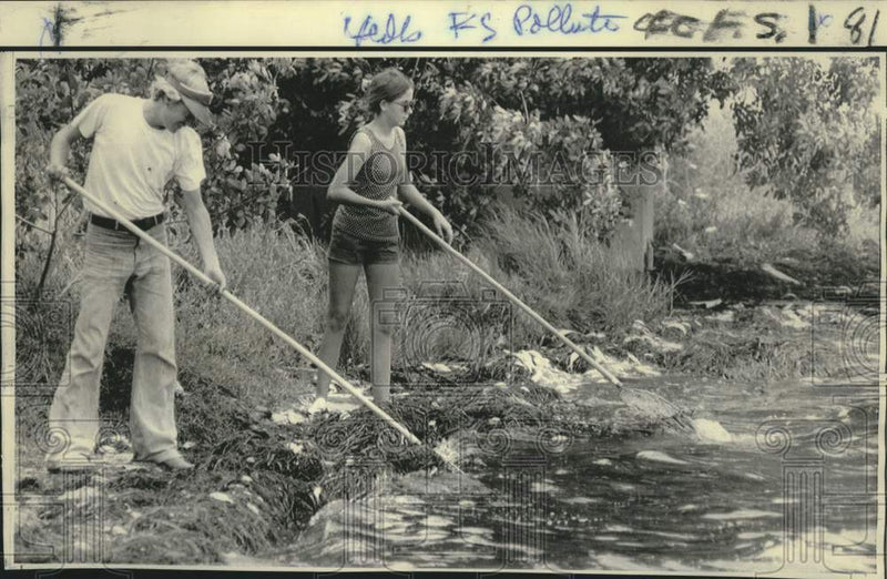 Load image into Gallery viewer, 1971 Press Photo John Heller and Missy Speed clean up Red Tide's dead fish in FL
