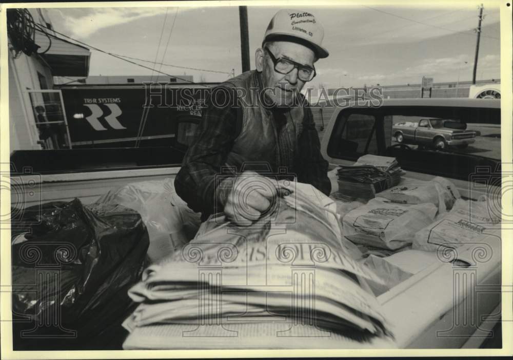 1989 Press Photo Paul Meyer unloads newspapers at Tri-R Systems Recycling in CO
