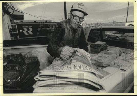 1989 Press Photo Paul Meyer unloads newspapers at Tri-R Systems Recycling in CO