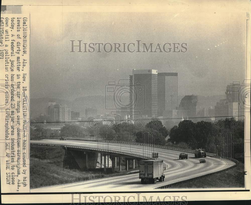 1971 Press Photo Pollution haze hangs over downtown Birmingham, Alabama