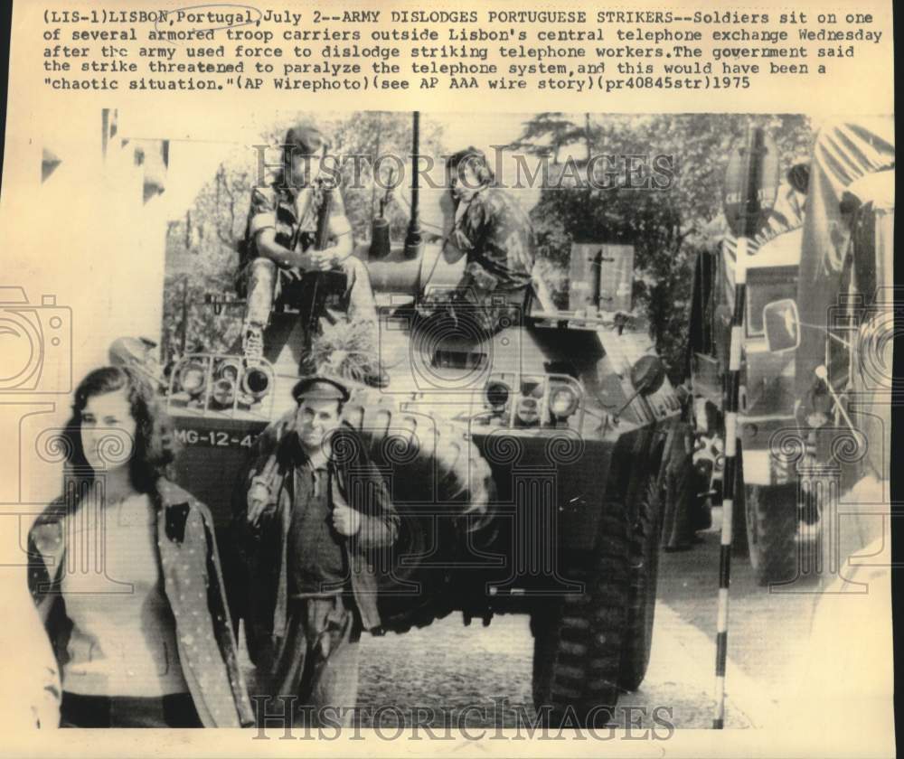 1975 Press Photo Portuguese army dislodges telephone workers strike in Lisbon