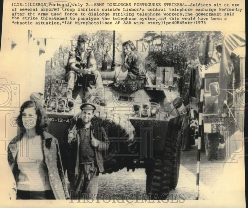 Load image into Gallery viewer, 1975 Press Photo Portuguese army dislodges telephone workers strike in Lisbon
