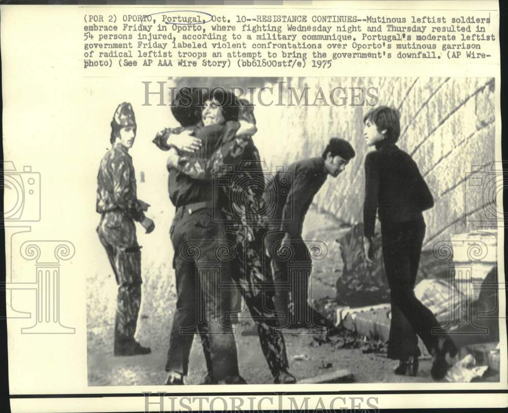 1975 Press Photo Mutinous leftist soldiers embrace in Oporto, Portugal
