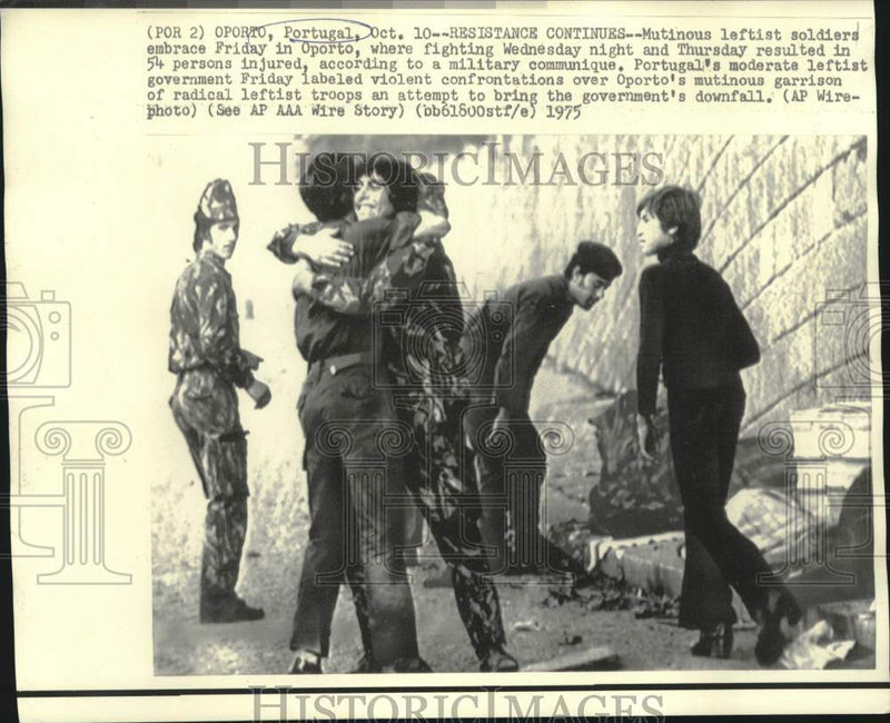 Load image into Gallery viewer, 1975 Press Photo Mutinous leftist soldiers embrace in Oporto, Portugal
