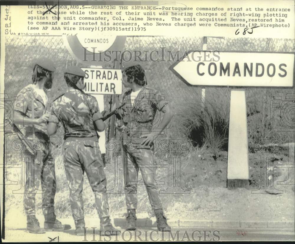 1975 Press Photo Portuguese commandos guard entrance to this base in Lisbon