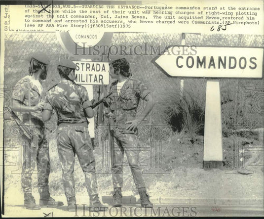 1975 Press Photo Portuguese commandos guard entrance to this base in Lisbon