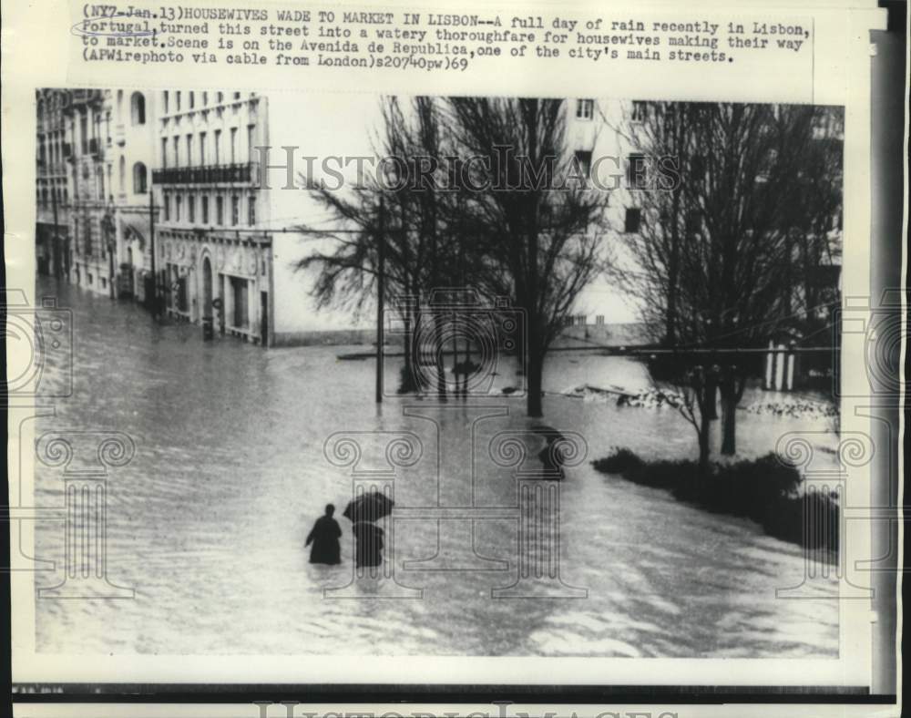 1969 Press Photo Housewives wade through Avenida de Republica to Lisbon market