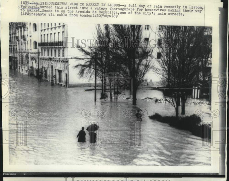 Load image into Gallery viewer, 1969 Press Photo Housewives wade through Avenida de Republica to Lisbon market
