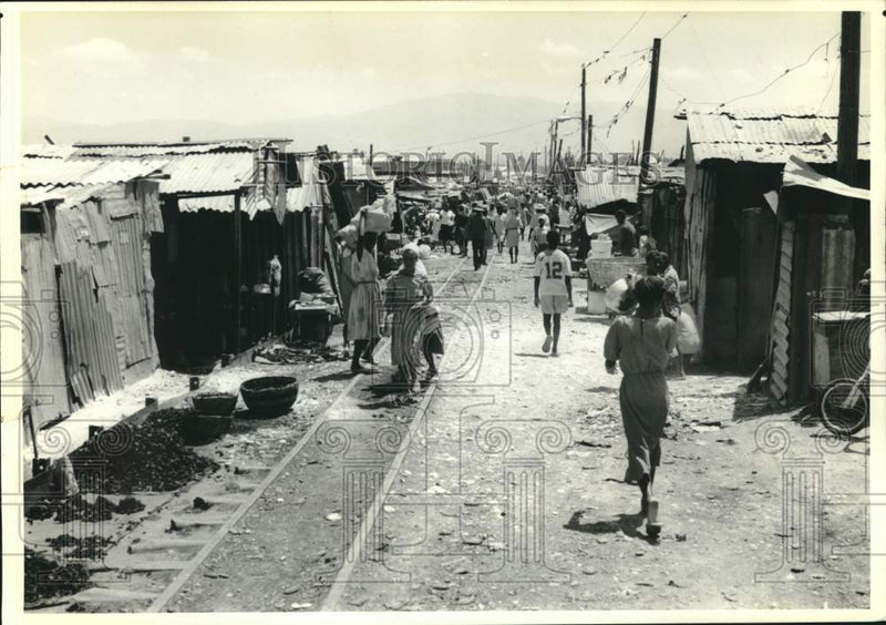 Load image into Gallery viewer, 1990 Press Photo Port-au-Prince, Haiti's slum cite Soleil where 200,000 live
