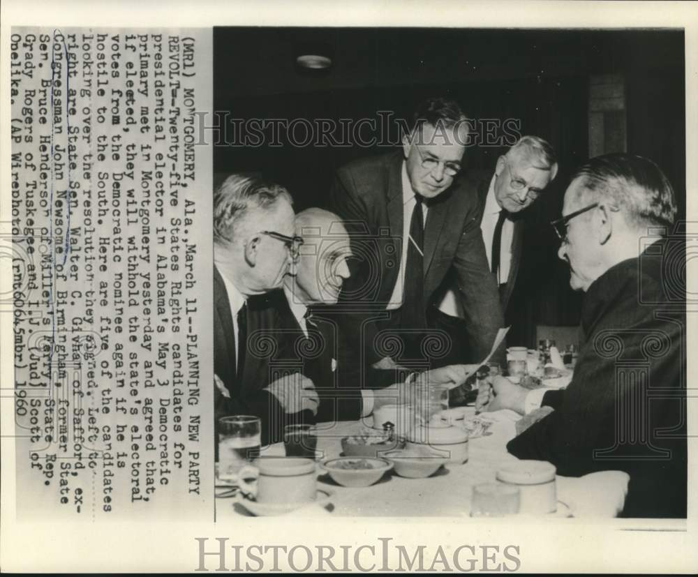 1960 Press Photo Congressman John Newsome and other delegates view resolution