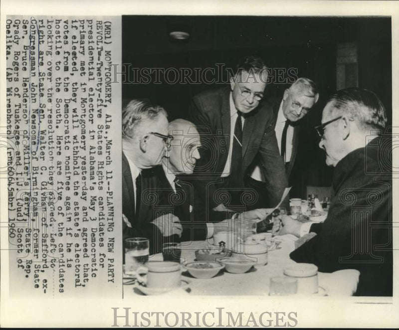 Load image into Gallery viewer, 1960 Press Photo Congressman John Newsome and other delegates view resolution
