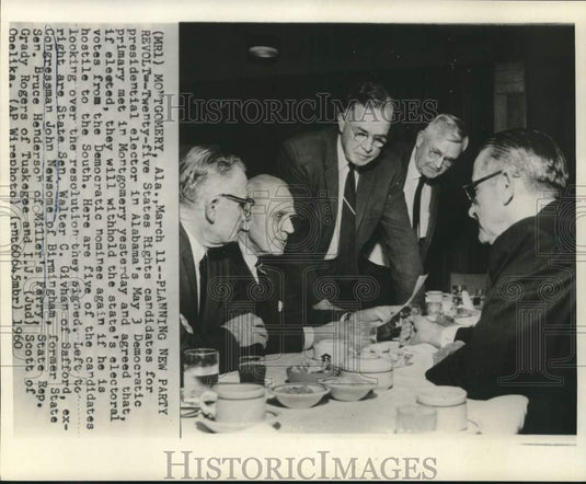 1960 Press Photo Congressman John Newsome and other delegates view resolution