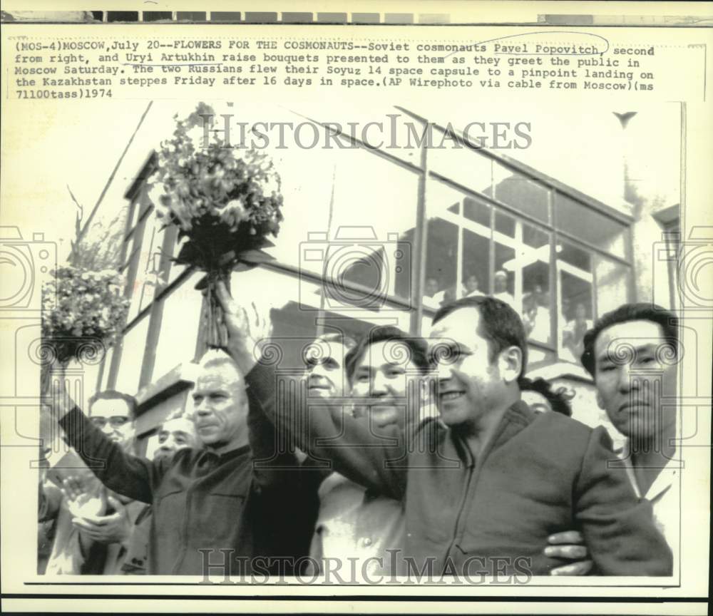 1974 Press Photo Soviet cosmonauts Pavel Popovich and Yuri Artyukhin greet crowd