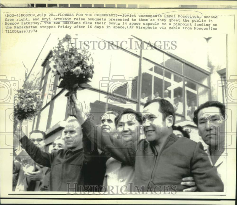 Load image into Gallery viewer, 1974 Press Photo Soviet cosmonauts Pavel Popovich and Yuri Artyukhin greet crowd
