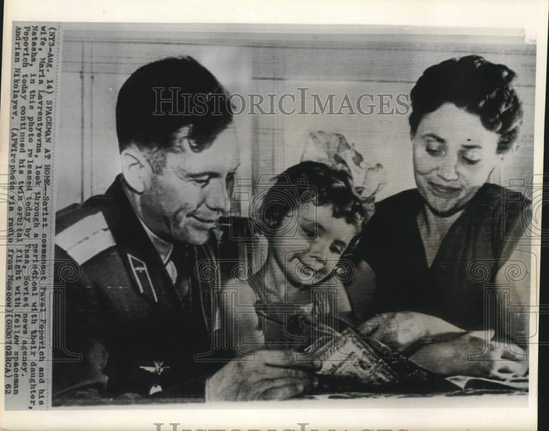 Load image into Gallery viewer, 1962 Press Photo Soviet cosmonaut Pavel Popovich and family view periodical
