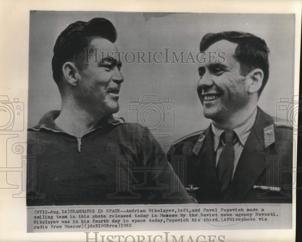 1962 Press Photo Smiling Soviet cosmonaut team Andrian Nikolayev and Popovich
