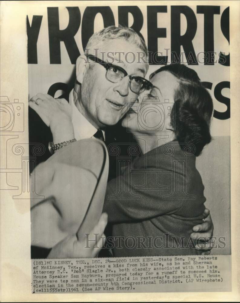 1961 Press Photo Texas State Senator Ray Roberts Gets Good-Luck Kiss from Wife
