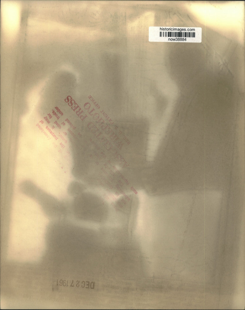 1961 Press Photo Texas State Senator Ray Roberts Gets Good-Luck Kiss from Wife