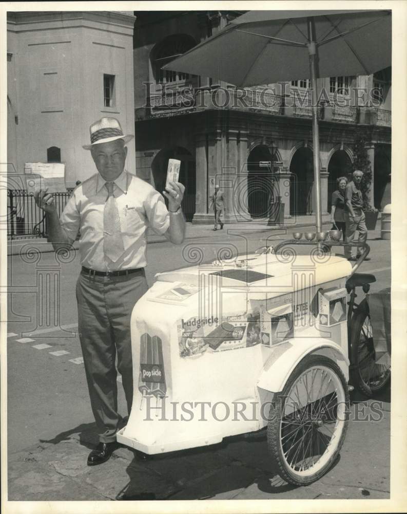 Load image into Gallery viewer, 1972 Press Photo Vendor Oliver Lee Roberts Back in Business in New Orleans
