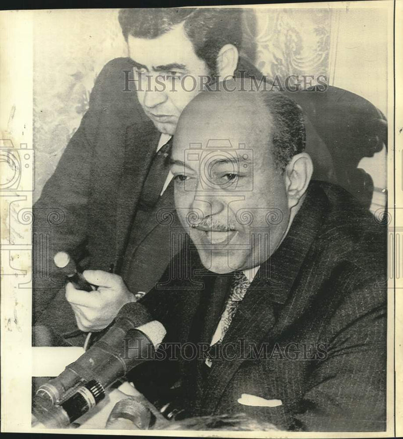Load image into Gallery viewer, 1971 Press Photo Egyptian Foreign Minister Mahmoud Riad, London News Conference
