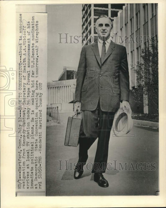 1962 Press Photo HEW Secretary A.A. Ribicoff arrives at Hartford TV station