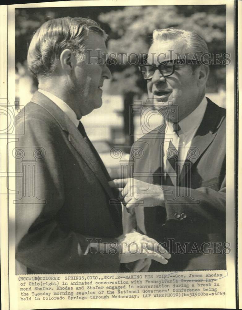 Load image into Gallery viewer, 1969 Press Photo Governors James Rhodes and Raymond Shafer confer in Colorado
