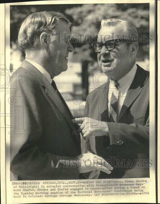 1969 Press Photo Governors James Rhodes and Raymond Shafer confer in Colorado