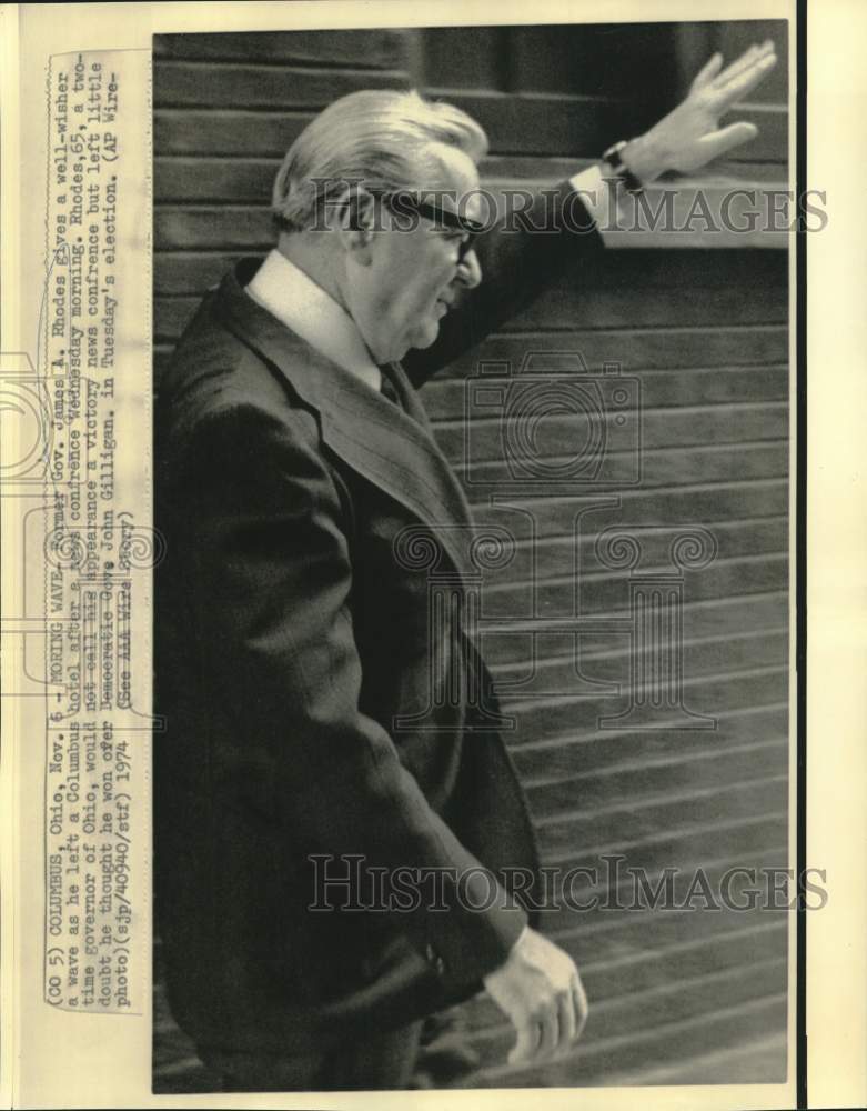 1974 Press Photo James Rhodes gives wave after Columbus news conference