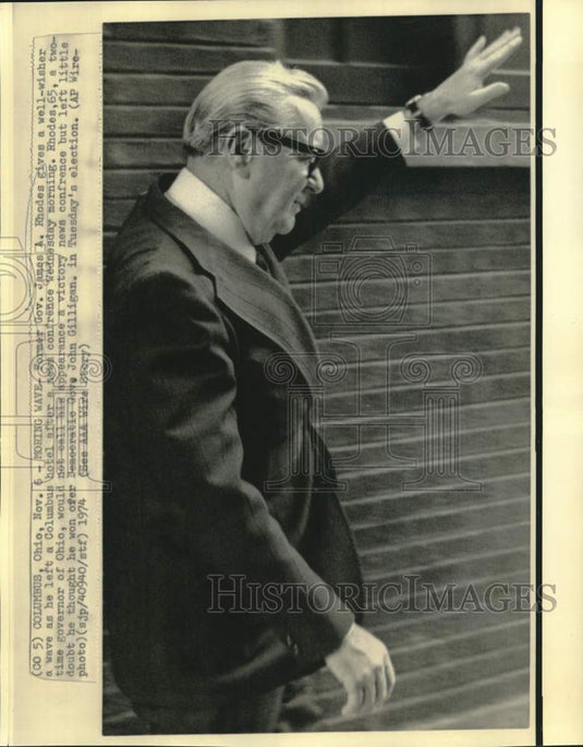 1974 Press Photo James Rhodes gives wave after Columbus news conference