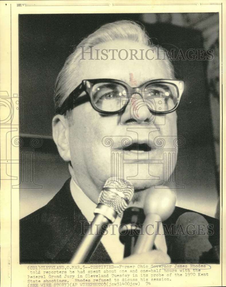 1974 Press Photo James Rhodes after testifying at Cleveland Federal Grant Jury