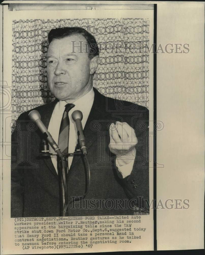 Load image into Gallery viewer, 1967 Press Photo United Auto Workers Walter Reuther at bargaining table
