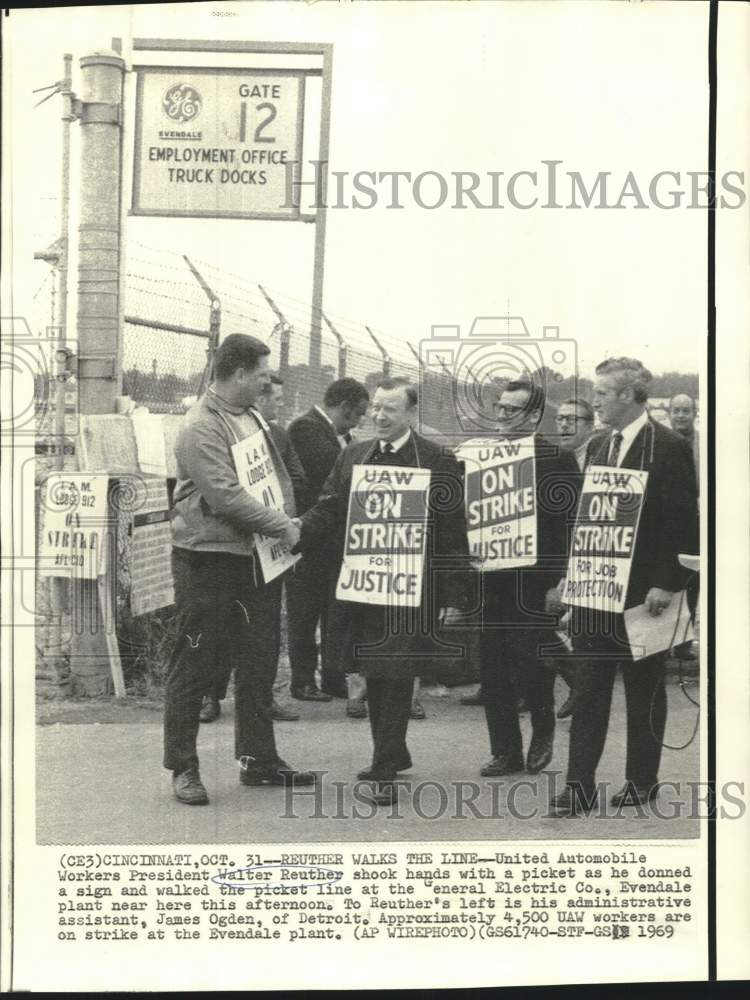 1969 Press Photo UAW President Walter Reuther walks General Electric picket line
