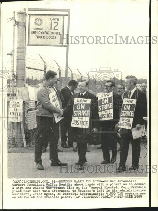 1969 Press Photo UAW President Walter Reuther walks General Electric picket line