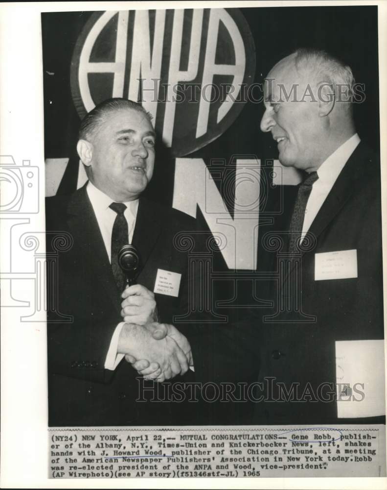Load image into Gallery viewer, 1965 Press Photo Publishers Gene Robb and Howard Wood greet in New York
