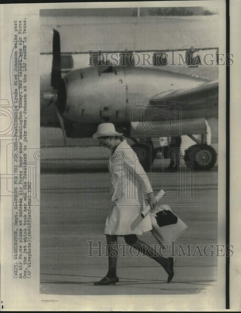 Load image into Gallery viewer, 1967 Press Photo Lynda Bird Johnson walks toward Air Force One at Andrews AFB
