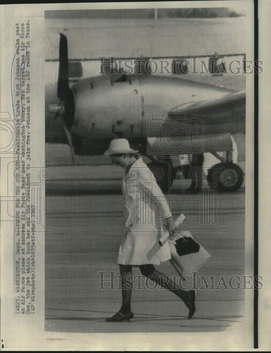 1967 Press Photo Lynda Bird Johnson walks toward Air Force One at Andrews AFB