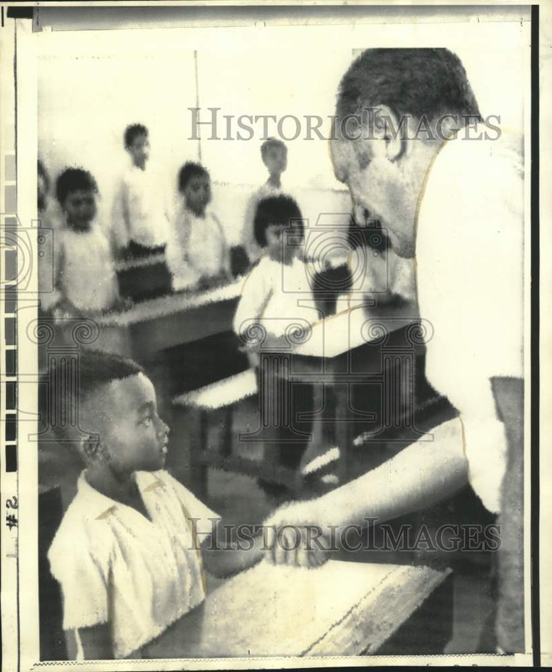 Load image into Gallery viewer, 1969 Press Photo William Rogers shakes hand of An Hoa Tay schoolboy - now39047
