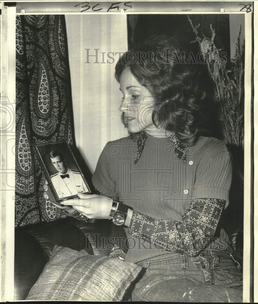 1972 Press Photo Vietnam POW&#39;s Wife Rebecca Rose with Picture of Husband