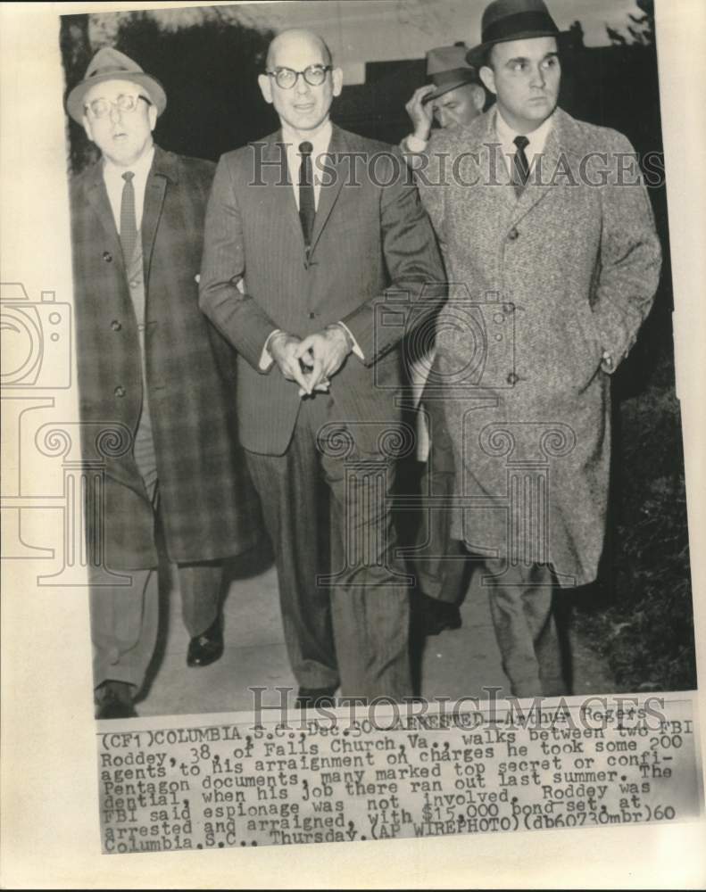 1960 Press Photo Arthur Rogers Roddey escorted by FBI agents to SC arraignment
