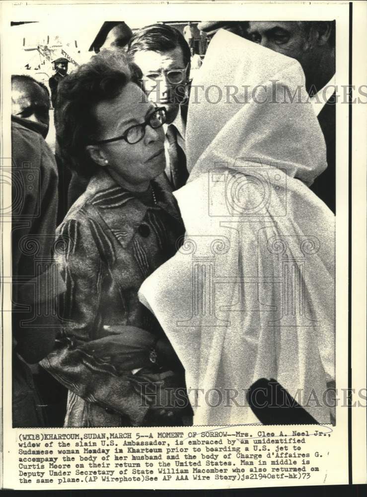 1973 Press Photo Mrs. Cleo Noel and William Macomber board plane in Sudan