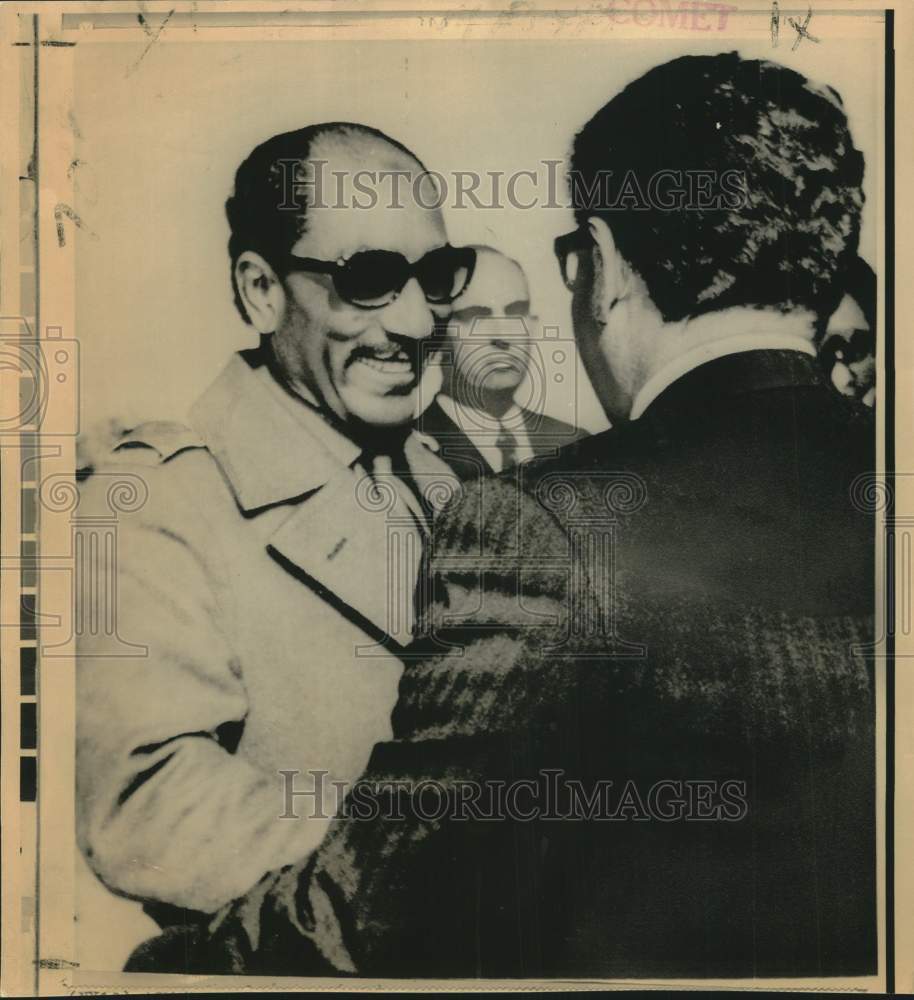 1974 Press Photo Egypt&#39;s Anwar Sadat and Henry Kissinger talk in Aswan, Egypt