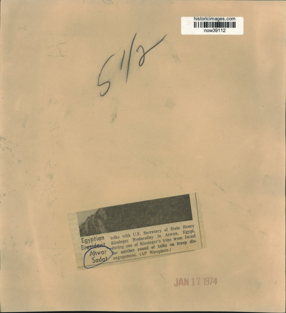 1974 Press Photo Egypt's Anwar Sadat and Henry Kissinger talk in Aswan, Egypt