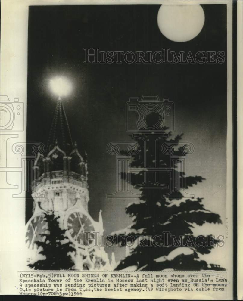 1966 Press Photo Full Moon on Spasskaia Tower of the Kremlin, Moscow - now39124