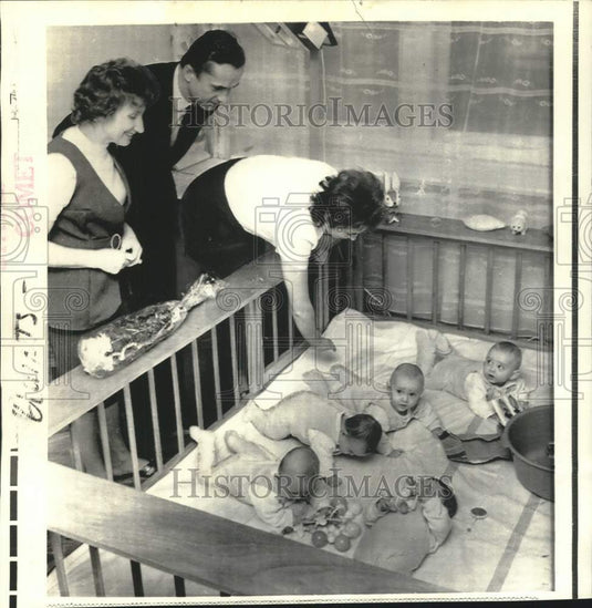 1972 Press Photo Mrs. Leokadia Rychert and Godmother watch quintuplets