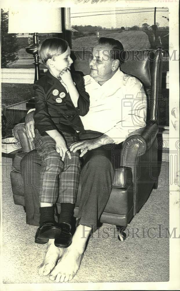 Load image into Gallery viewer, 1970 Press Photo Representative Richard Roudebush holds son, Chip, at their home
