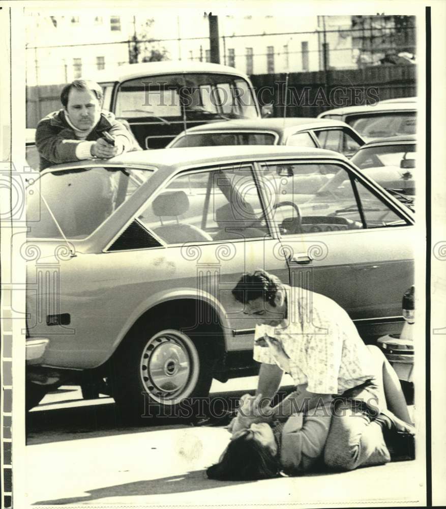 1974 Press Photo Security Guard Points Gun at Man with Hostage, Hollywood