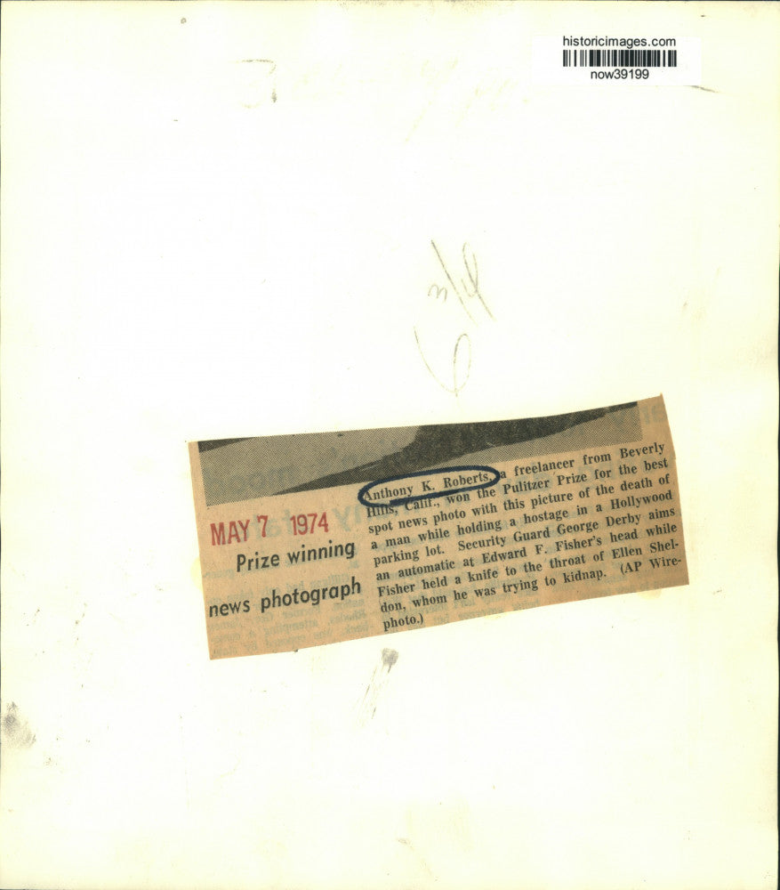 1974 Press Photo Security Guard Points Gun at Man with Hostage, Hollywood