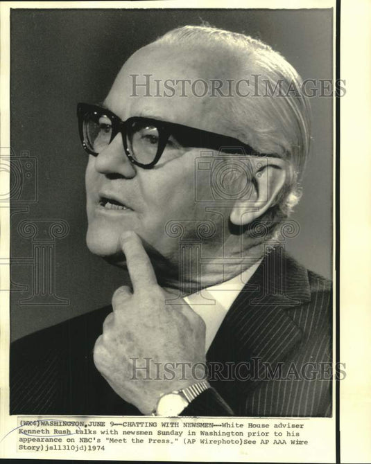 1974 Press Photo White Economic Advisor Kenneth Rush with Press - now39204
